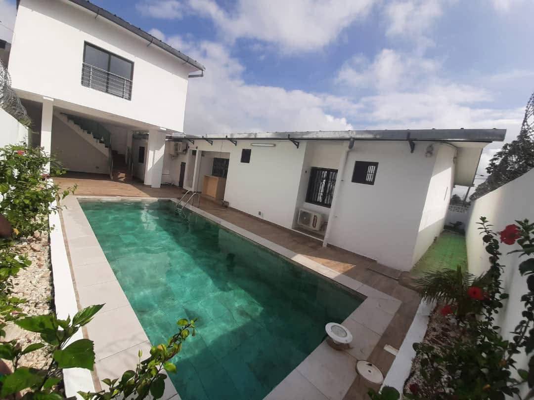 Villa basse de 05 pièces